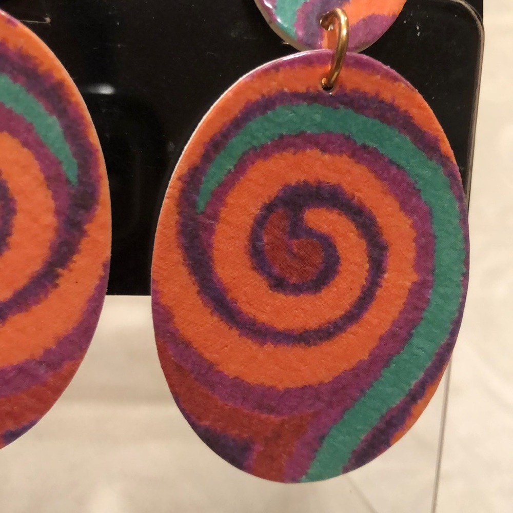 NWOT kitschy Mod 1960’s print clip earrings - Picture 3 of 12